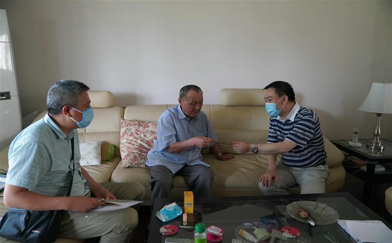 技工学校“七一”前夕走访慰问老党员和困难党员