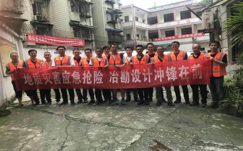 争分夺秒，，，，，，千里驰援陇南灾区