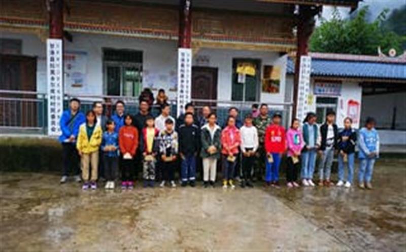 华锋公司赴甘洛县拉莫乡尔库村调研 --扶贫助学，，，，，，，，传递暖心大爱