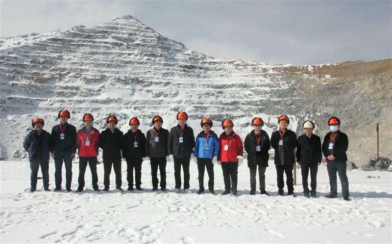 四川冶金地质勘查局和青海有色局领导率队到松树南沟金矿检查指导工作