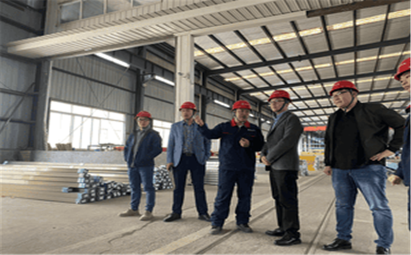 公司领导赴一线督导检查生产情况并看望慰问驻厂员工