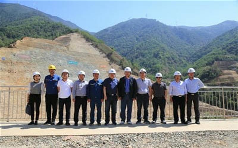 省自然安博电竞投资集团董事长陈贵林、总工程师李仕荣深入德昌县大陆槽稀土矿调研