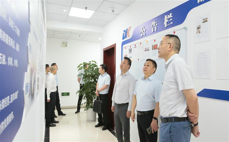 省自然安博电竞投资集团党委书记、董事长陈贵林到地矿物资公司调研指导 