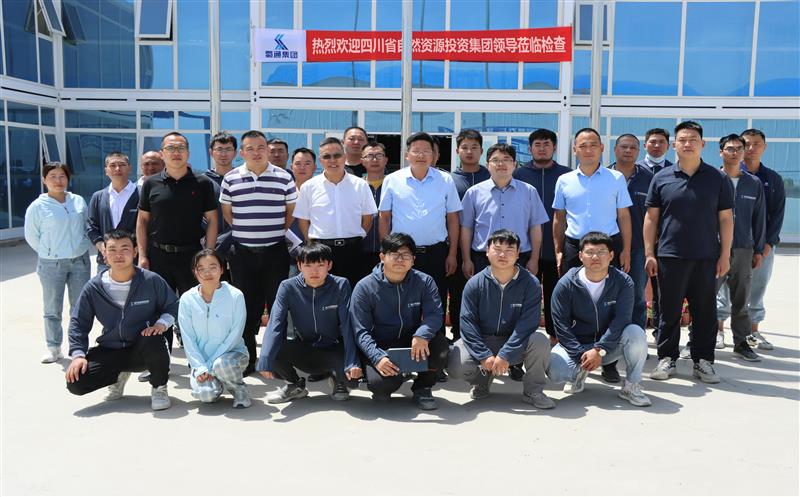 徐锡惠一行深入嘉峪关生活保障区装修工程项目走访调研慰问