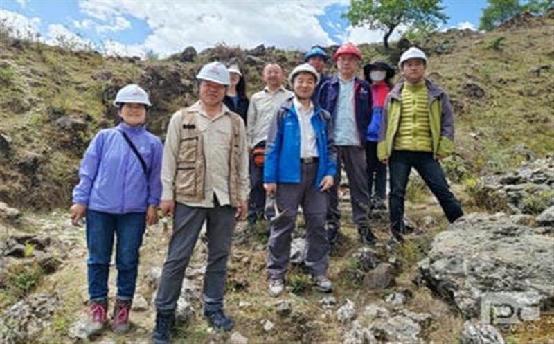 探索科技创新，，，，，，助推攀西稀土成矿带新一轮找矿突破 ——王登红赴大陆槽稀土矿外围找矿一线指导工作