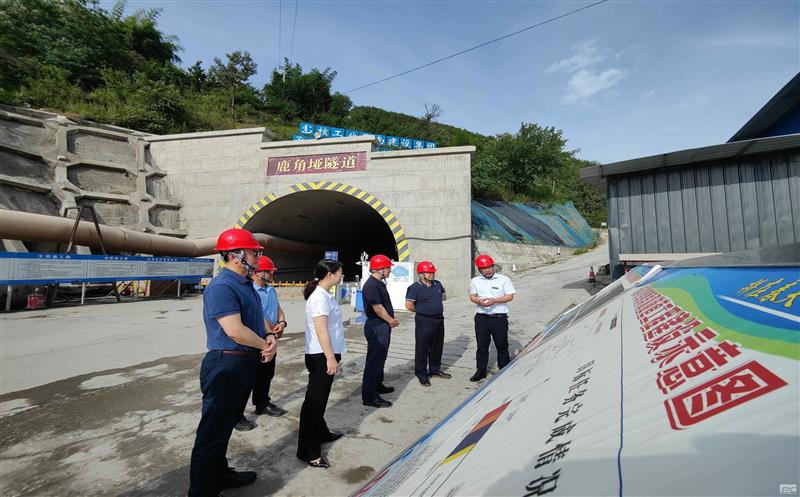 杜春茂到核西南建设集团南江鹿角垭隧道项目开展野外作业文化生活标准化建设工作专题调研