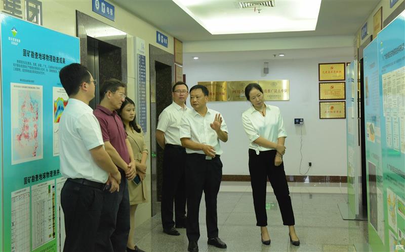 杜春茂到物探院进行专题调研