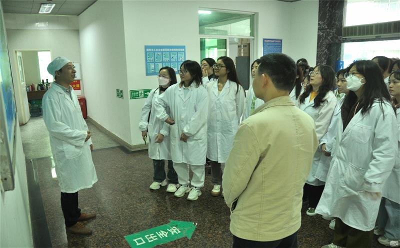 成都中医药大学民族医药学院师生到泰华堂制药参观学习