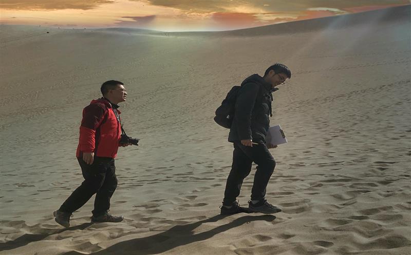 丝路石语证坚韧，，，，，，，，黄沙百战铸传奇——区调队助力敦煌世界地质公园再评估绿牌侧记
