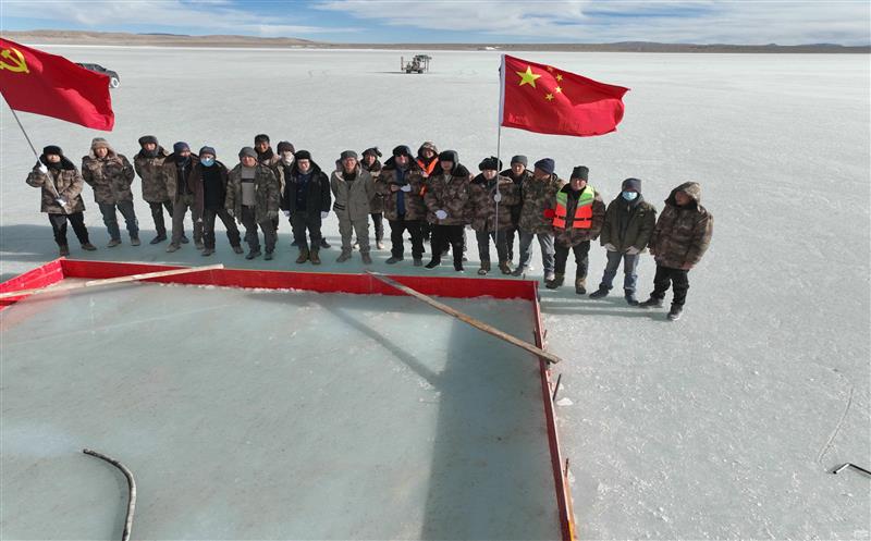 班嘎错、（3湖）盐湖液体矿勘探冬季施工项目开展冰上应急救援演练