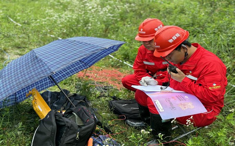 黔桂铁路勘察任务紧 汛期施工安全不能松